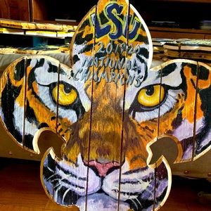 100% Handcrafted/Hand painted Fleur de Lis